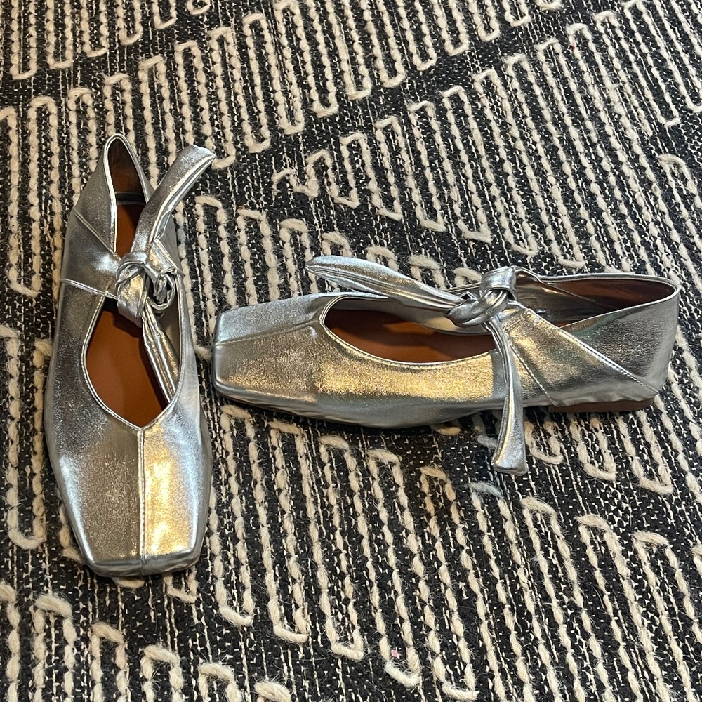 Women’s festive silver flats with bow size 7 metallic